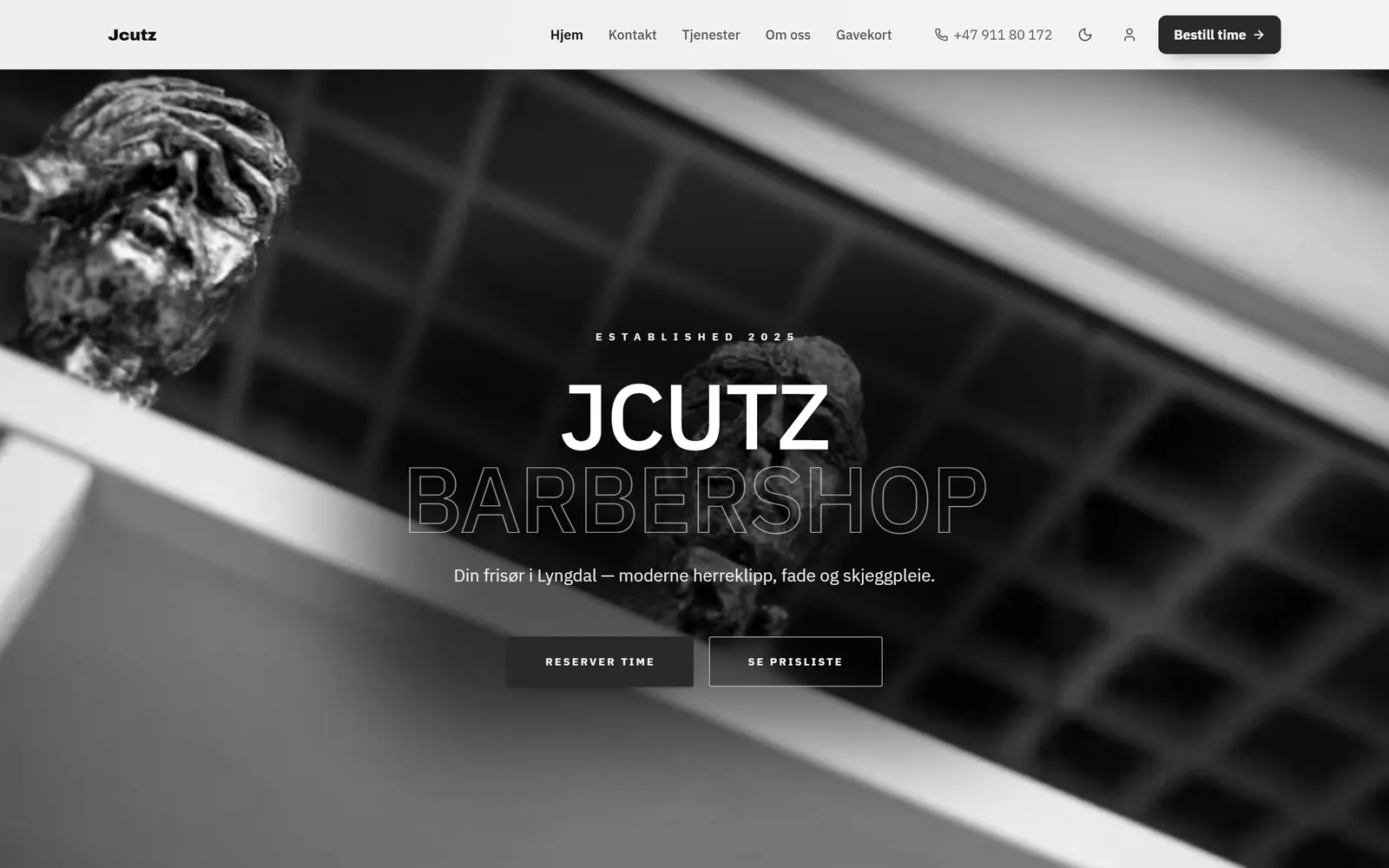 Forsiden til Jcutz Barbershop i Lyngdal, med navnet i store bokstaver over et svart-hvitt bilde og knappene for å reservere time og se prislisten.