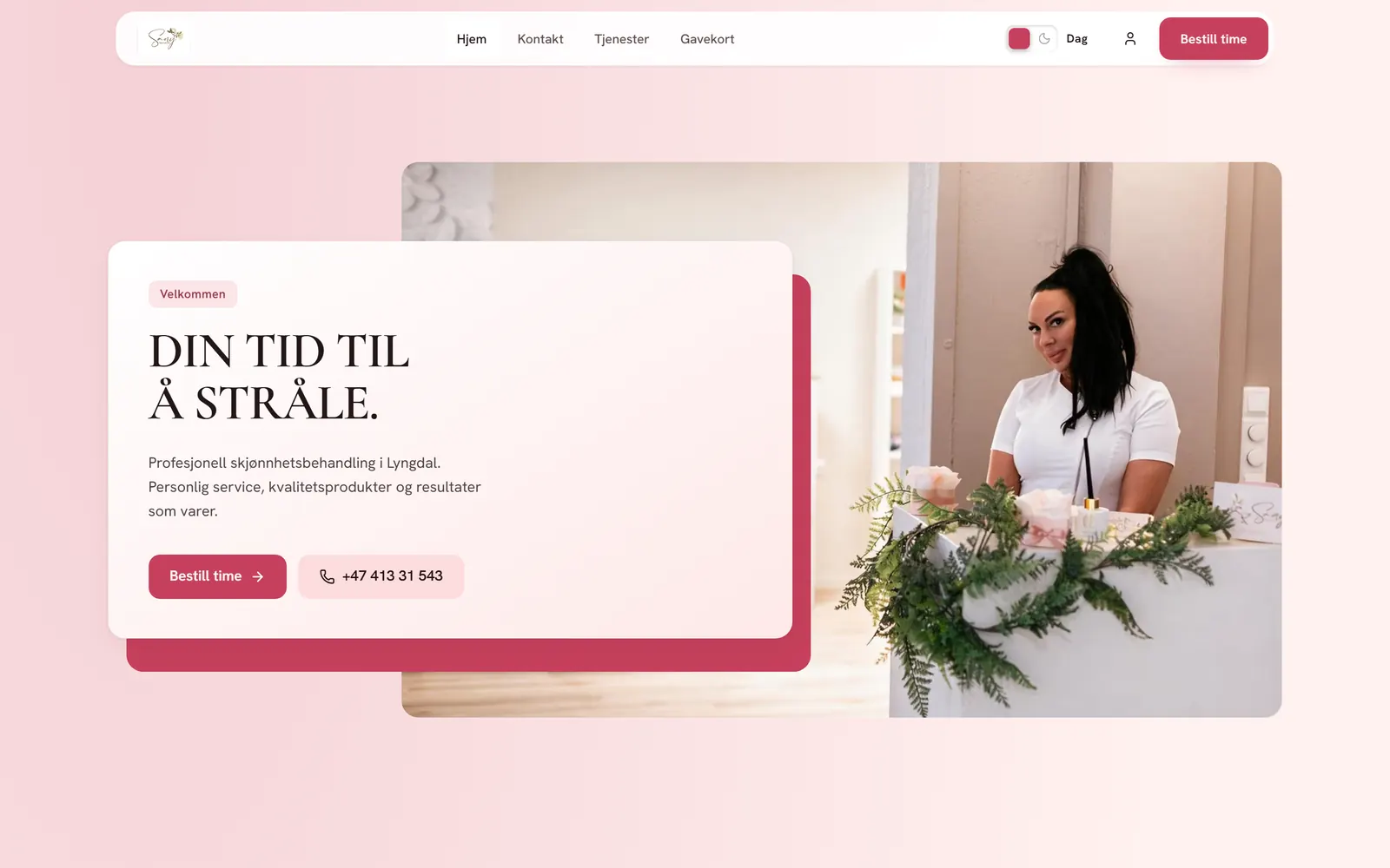Forsiden til Sany Beauty i Lyngdal, med overskriften «Din tid til å stråle» på et hvitt kort i rosa og et bilde av eieren ved skranken.